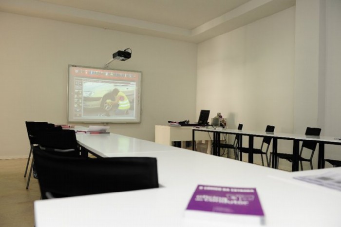 Escolas de condução, fábricas ou lojas?