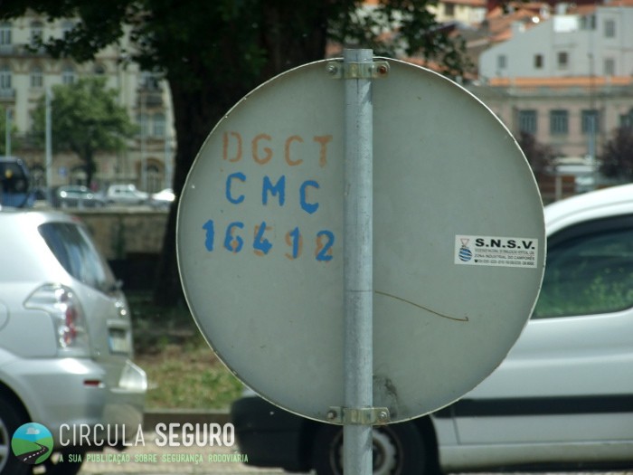 As cores inversas dos sinais de trânsito
