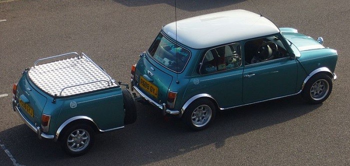 Que preciso saber / fazer para atrelar um reboque ao meu carro?