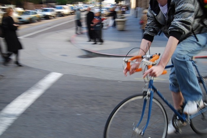 Partilhar a via com ciclistas: bons hábitos para evitar incidentes