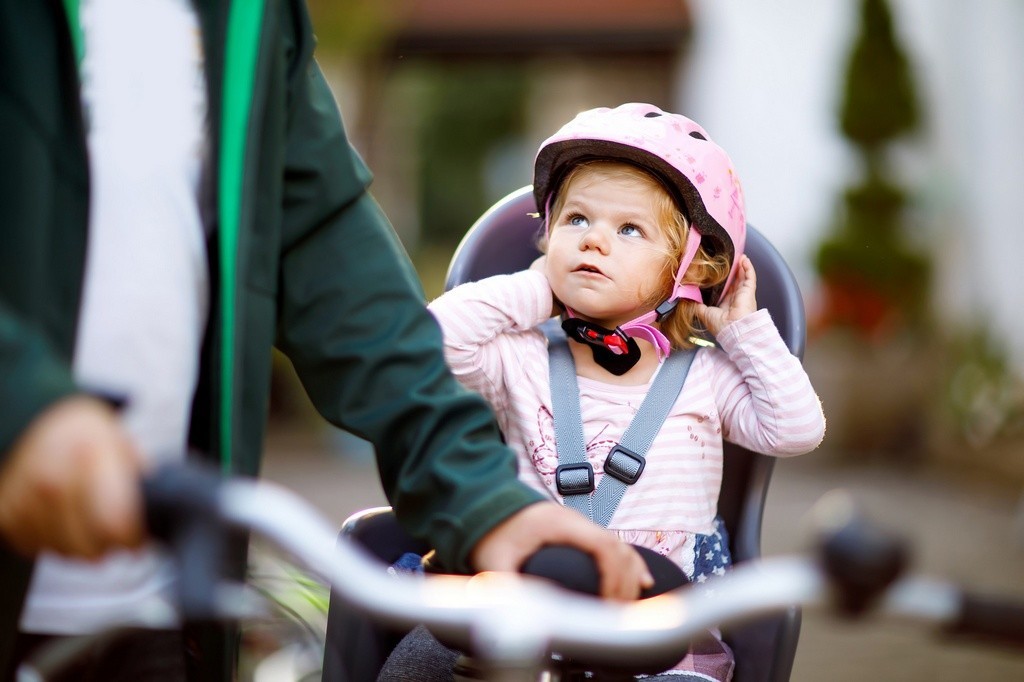 Como levar crianças na bicicleta de forma segura