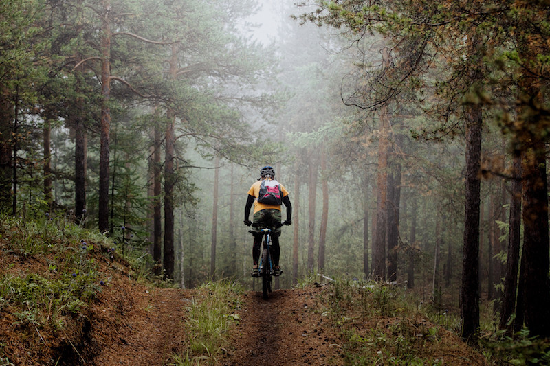 Ciclistas de montanha: os elementos de segurança imprescindíveis