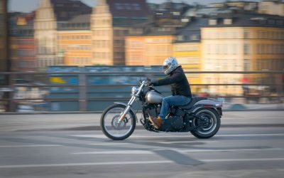 Trocou o carro pela moto para andar na cidade? Alguns segredos para andar em segurança