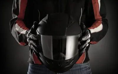 Como lavar e desinfetar as luvas e o capacete da moto?