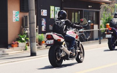 Quedas de moto: A influência da velocidade e obstáculos