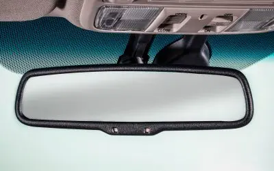 O que é um espelho retrovisor eletrocromático ou anti-encandeamento?
