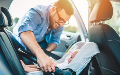 Devo rever a instalação da cadeirinha do carro se estiver muito tempo sem a usar?